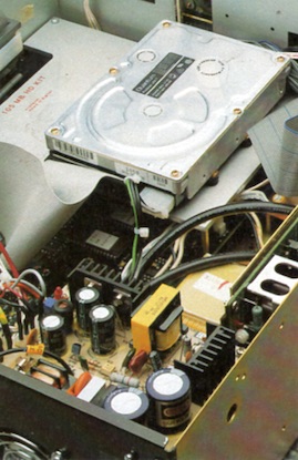 AKAI: S-1000HD: Das neue, stärkere Netzteil und die eingebaute 3,5"-SCSI-Platte