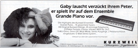 Gaby lauscht verzückt Ihrem Peter, er spielt ihr auf dem Ensemble Grande Piano vor.