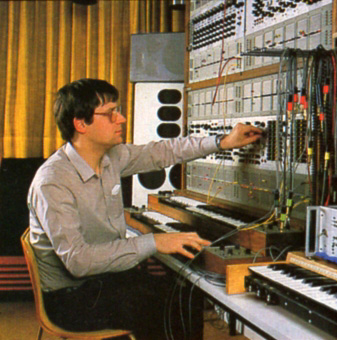 Leiter des Instituts für elektronische Musik, Herrn Schmidt, am ARP 2500 sitzend