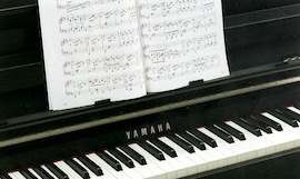 YAMAHA: CLP-685: Notenablage