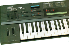 YAMAHA: DX-7 II (linke Seite)